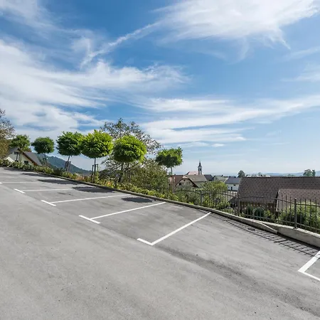 Menart Estate 公寓 *